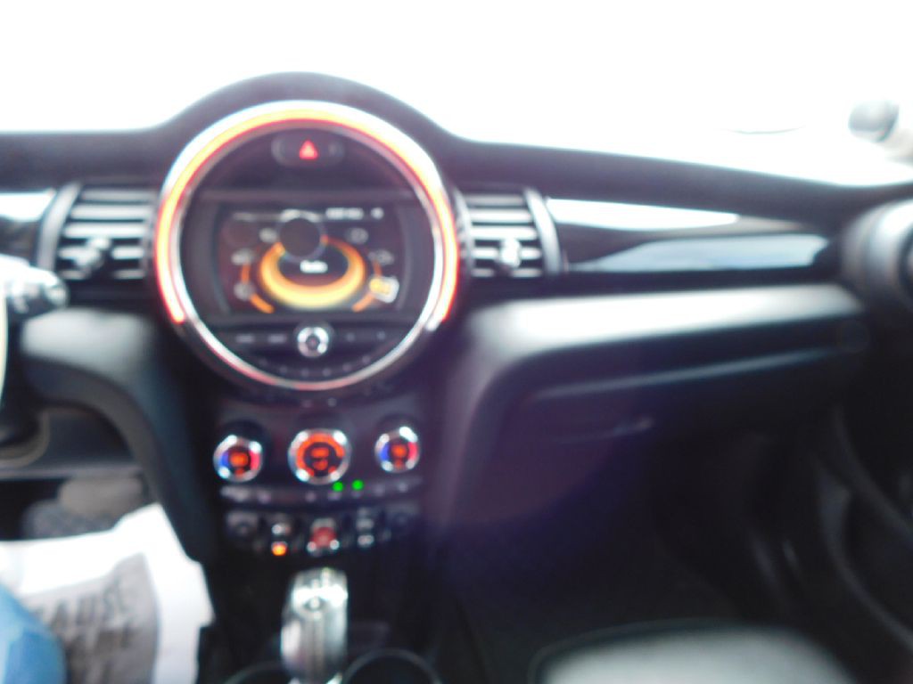 2017 MINI Cooper Image 30