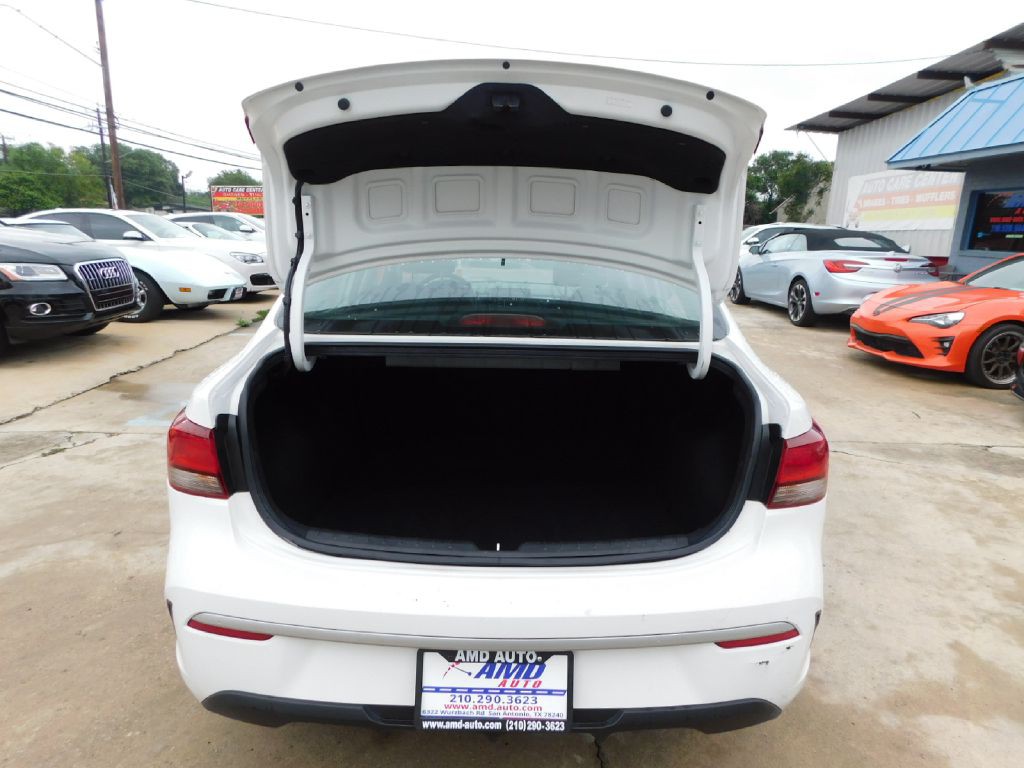 2022 Kia Rio Image 14