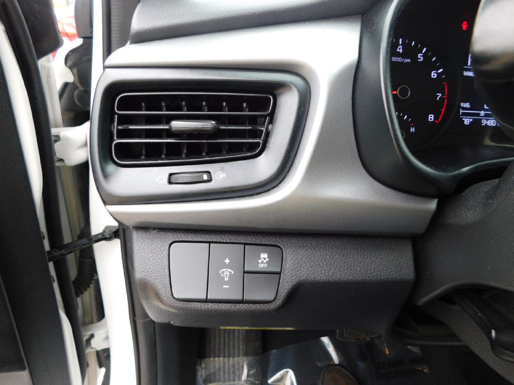 2022 Kia Rio Image 22