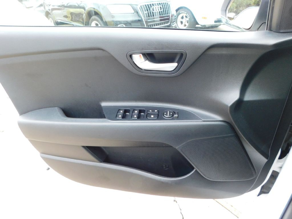 2022 Kia Rio Image 26