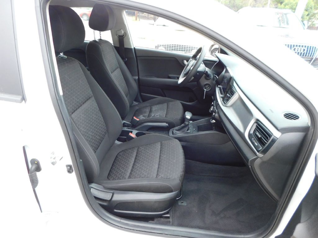 2022 Kia Rio Image 39