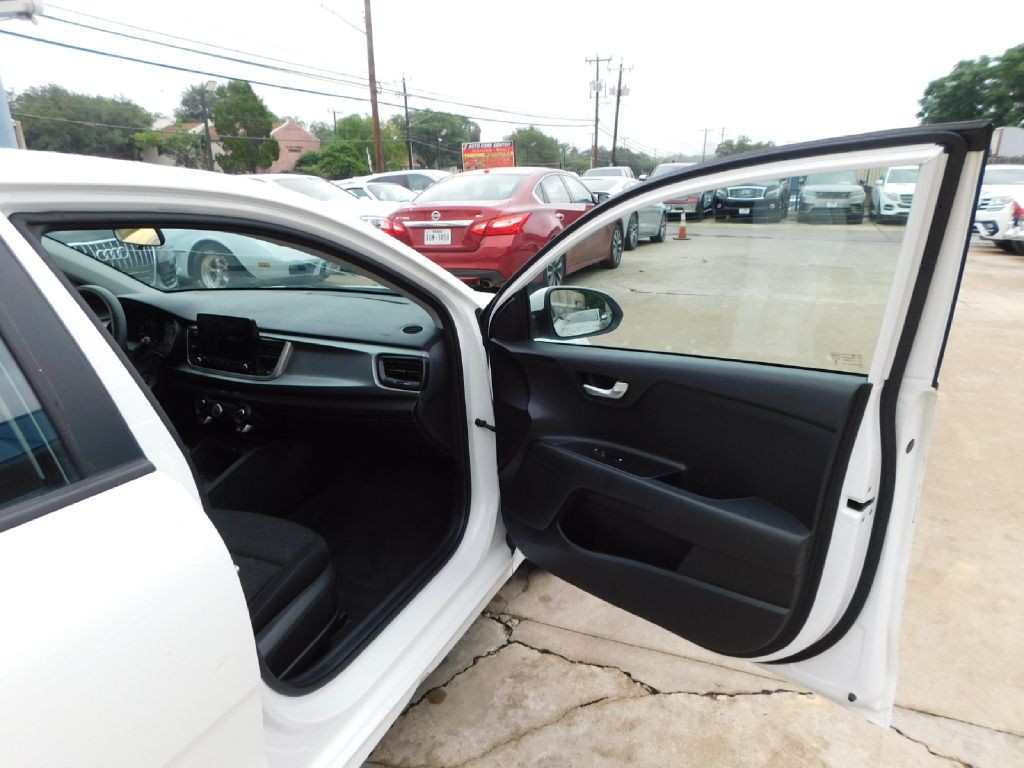 2022 Kia Rio Image 40