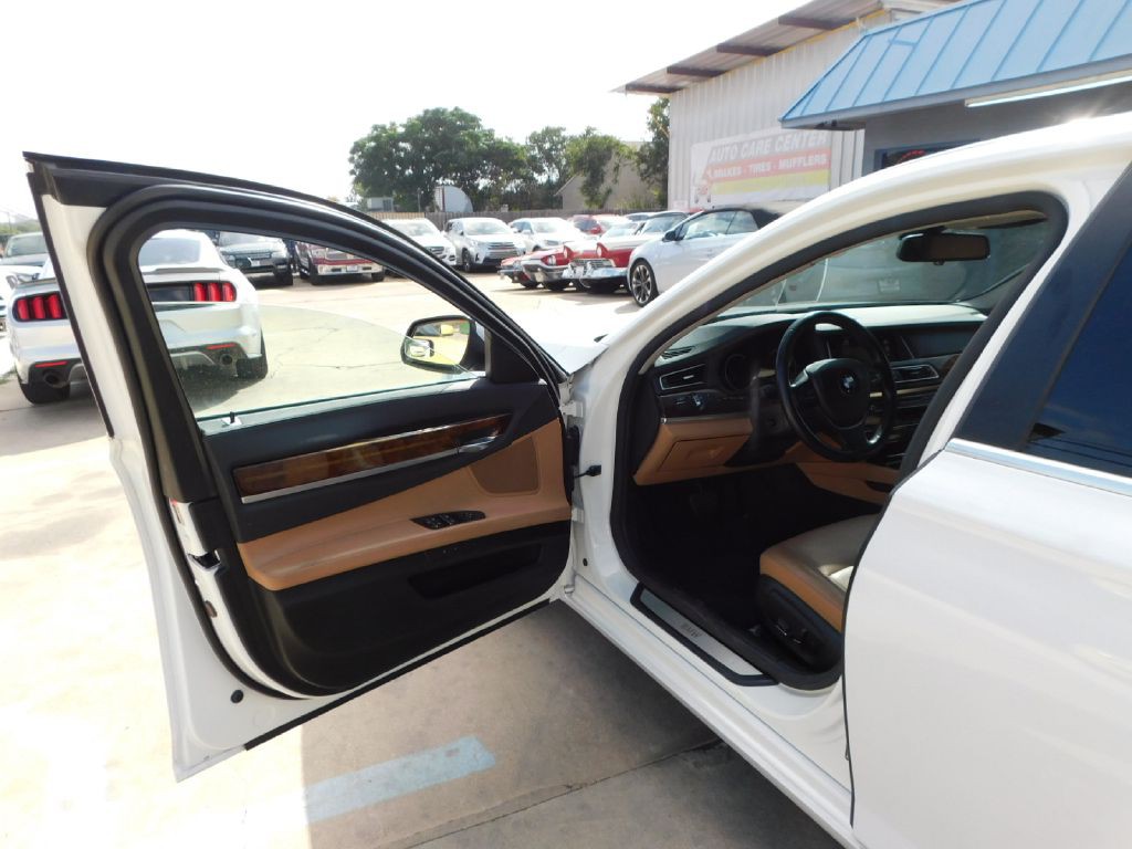 2015 BMW 7 Series Image 22