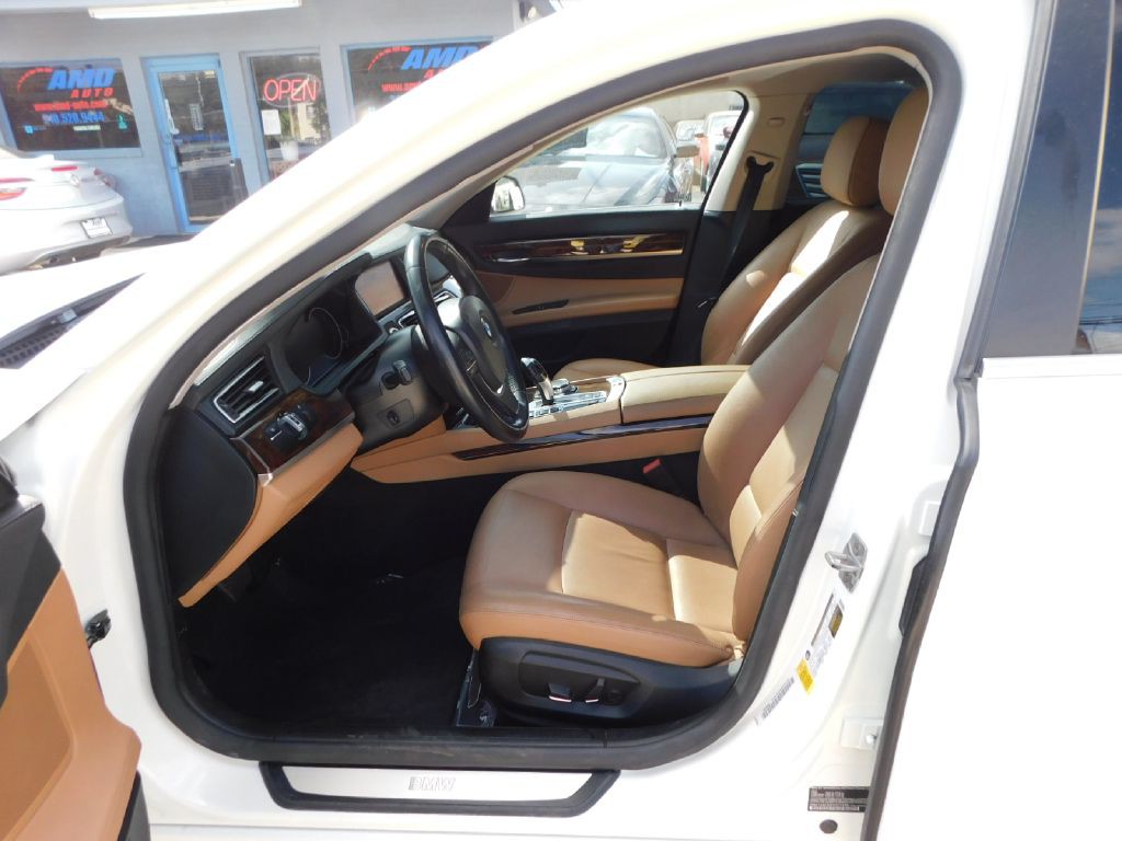 2015 BMW 7 Series Image 23