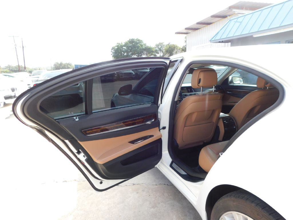 2015 BMW 7 Series Image 24