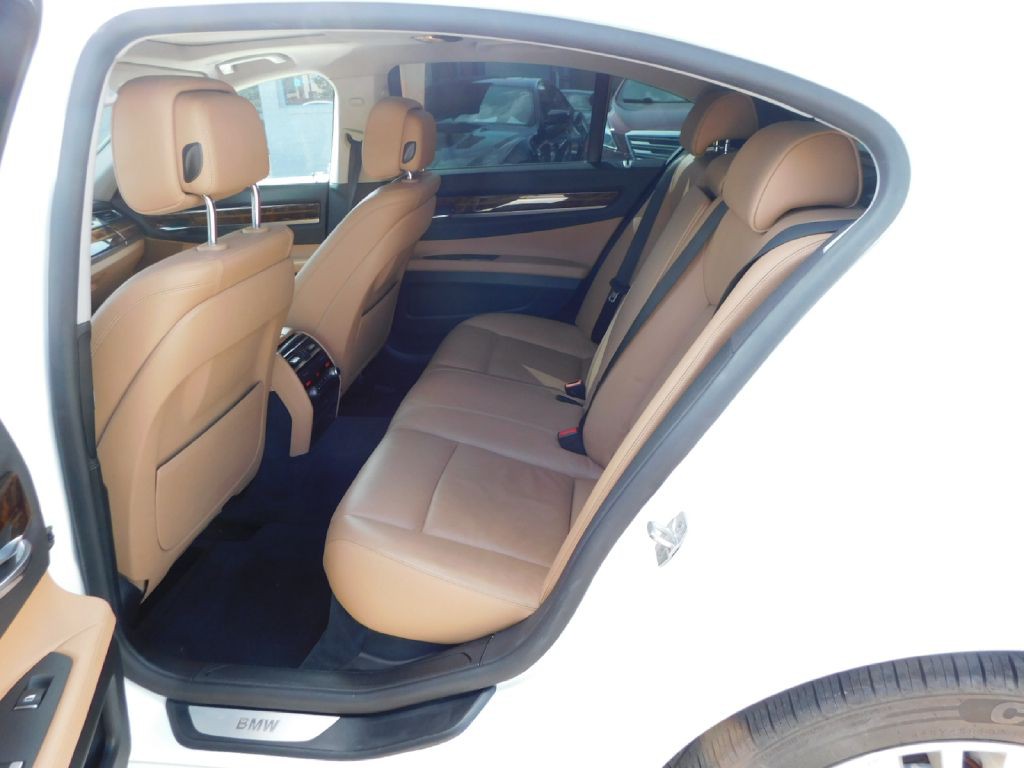 2015 BMW 7 Series Image 25