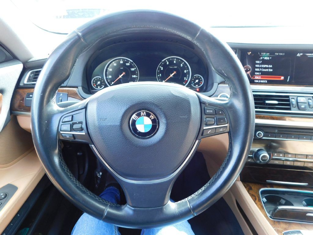 2015 BMW 7 Series Image 28