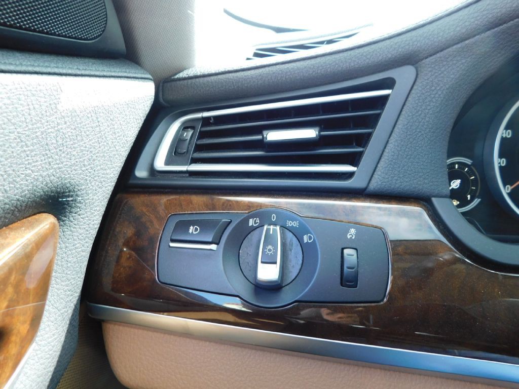 2015 BMW 7 Series Image 29