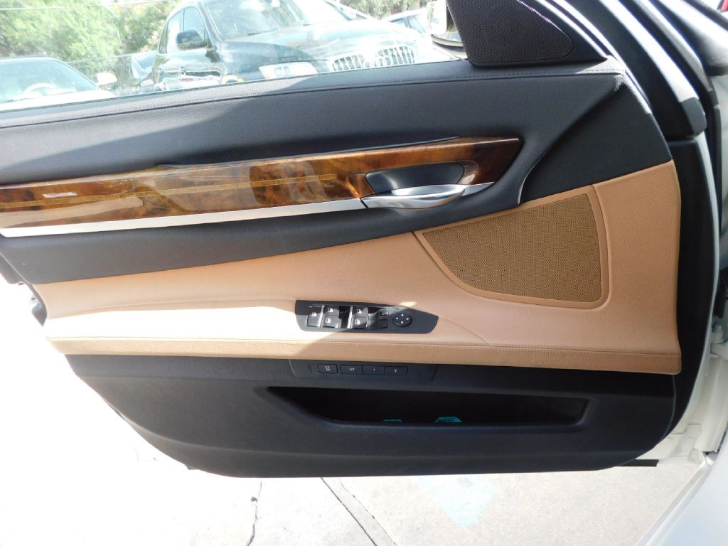 2015 BMW 7 Series Image 32