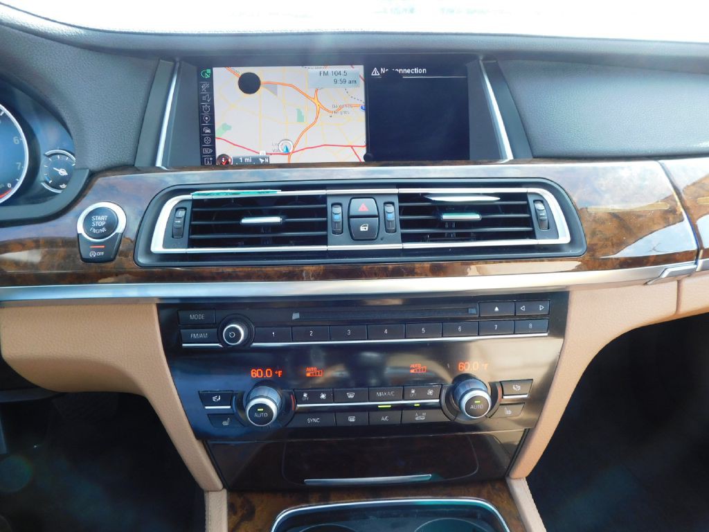 2015 BMW 7 Series Image 35