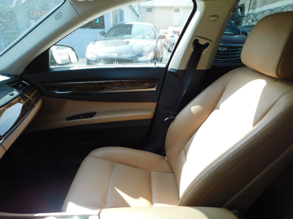 2015 BMW 7 Series Image 42