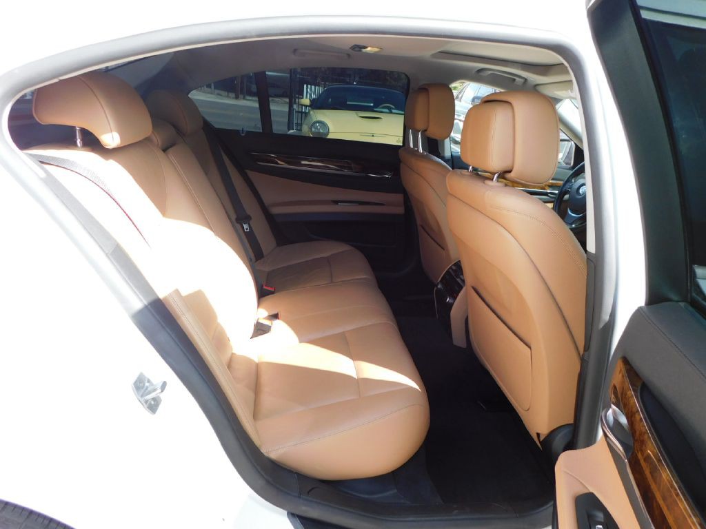 2015 BMW 7 Series Image 46