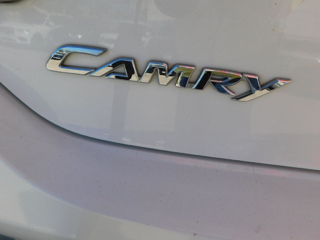 2016 Toyota Camry Image 12