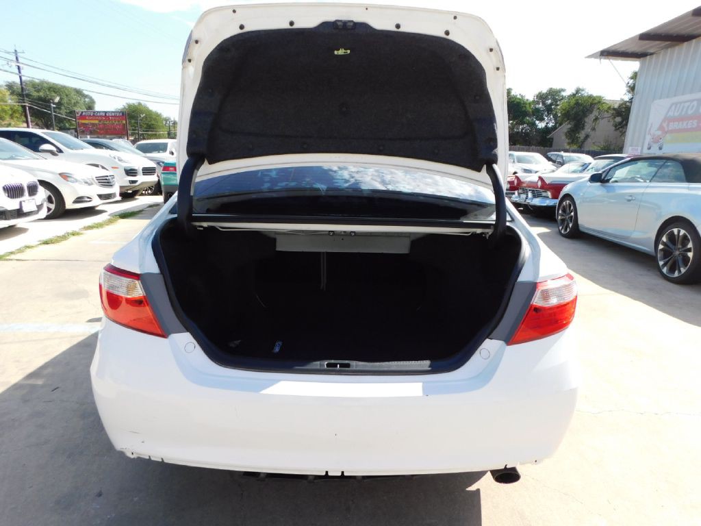 2016 Toyota Camry Image 16