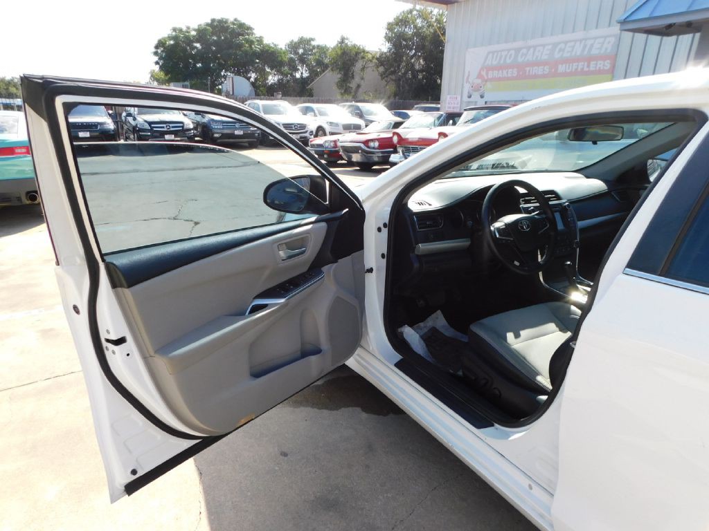 2016 Toyota Camry Image 18