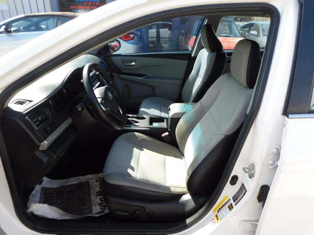 2016 Toyota Camry Image 19