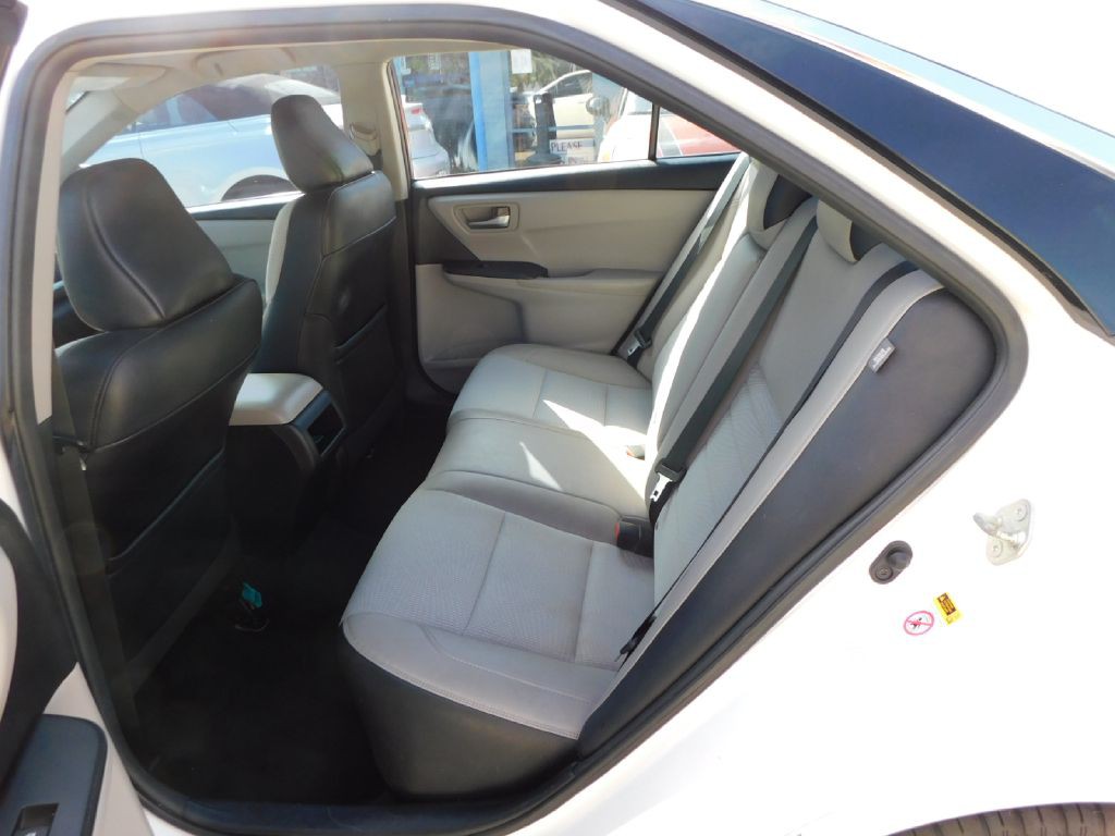 2016 Toyota Camry Image 21