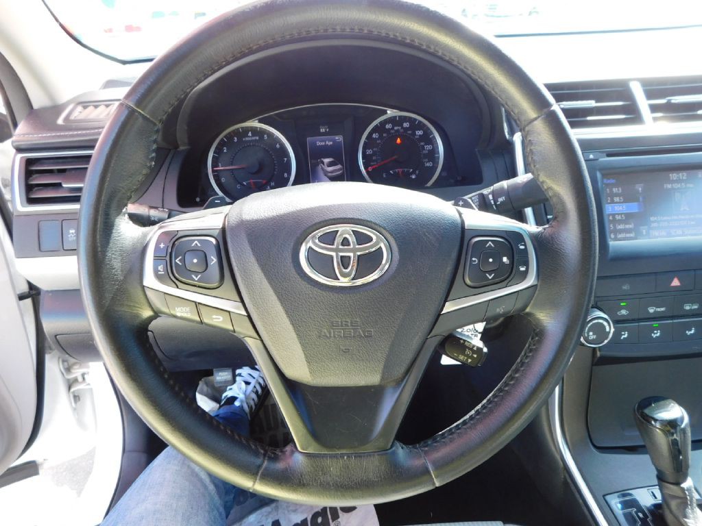 2016 Toyota Camry Image 23