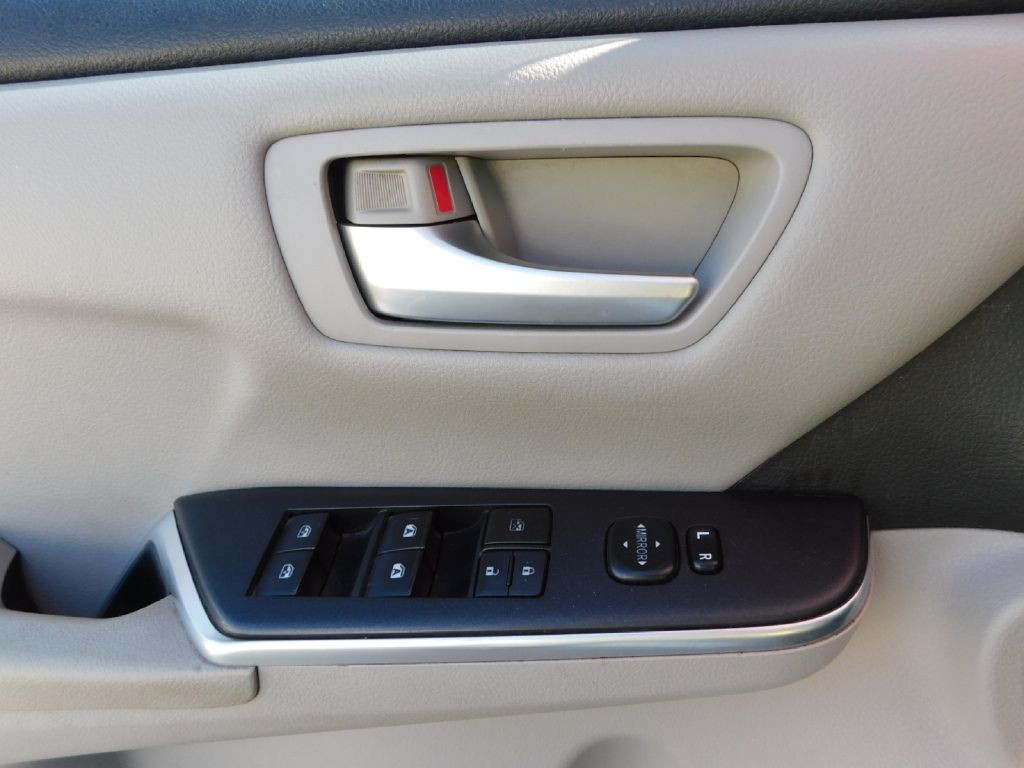 2016 Toyota Camry Image 26