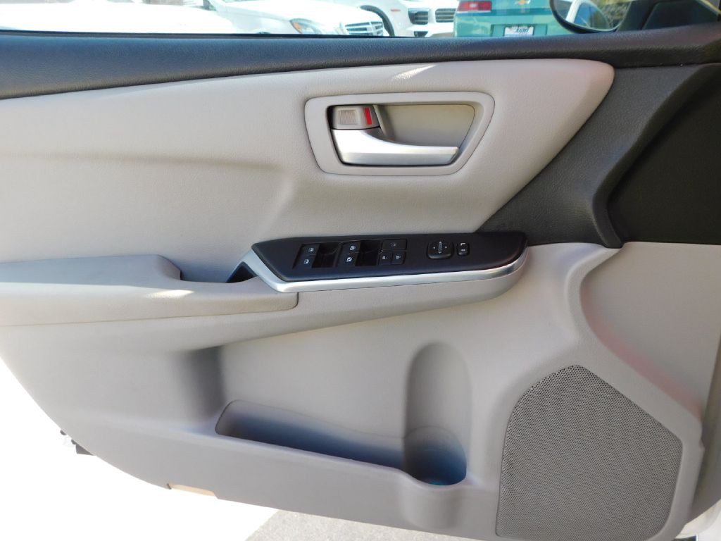 2016 Toyota Camry Image 27
