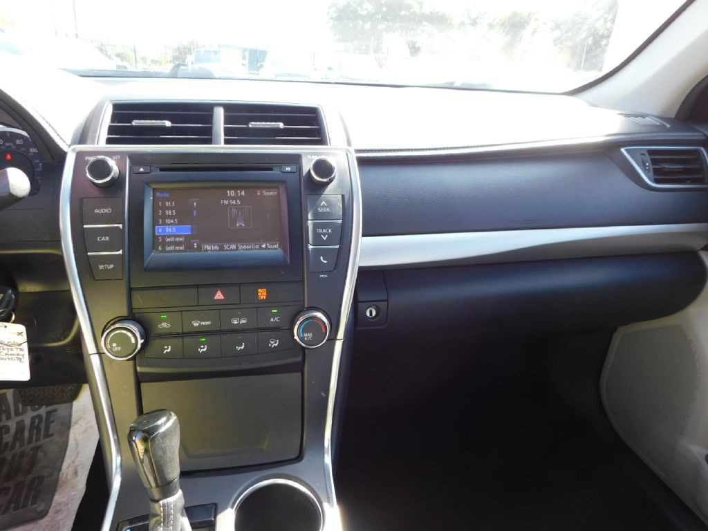 2016 Toyota Camry Image 32