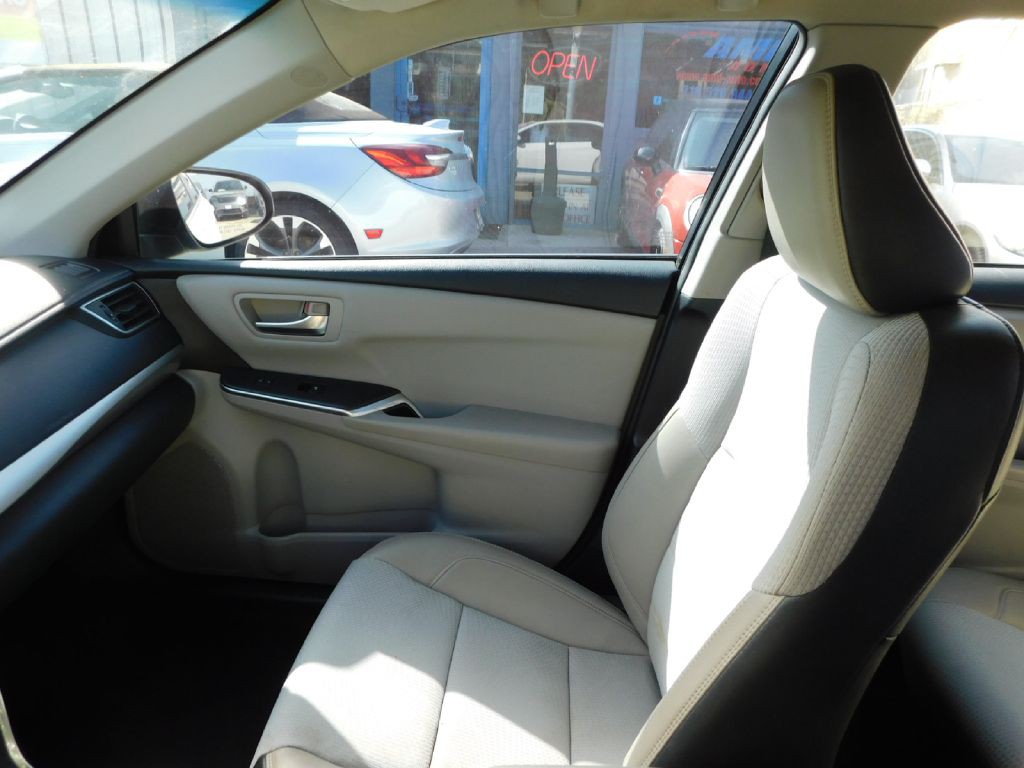 2016 Toyota Camry Image 35