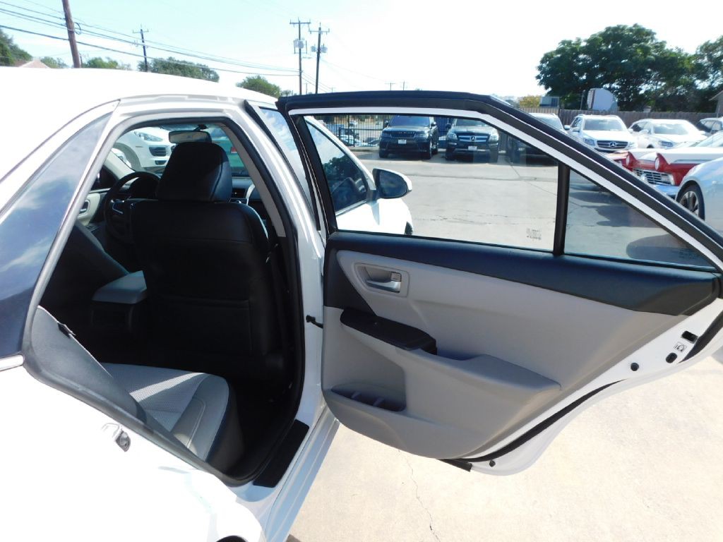 2016 Toyota Camry Image 41