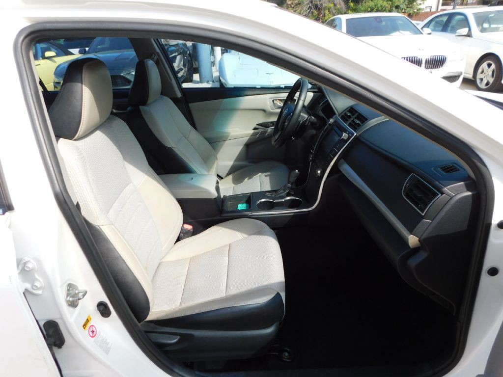 2016 Toyota Camry Image 42