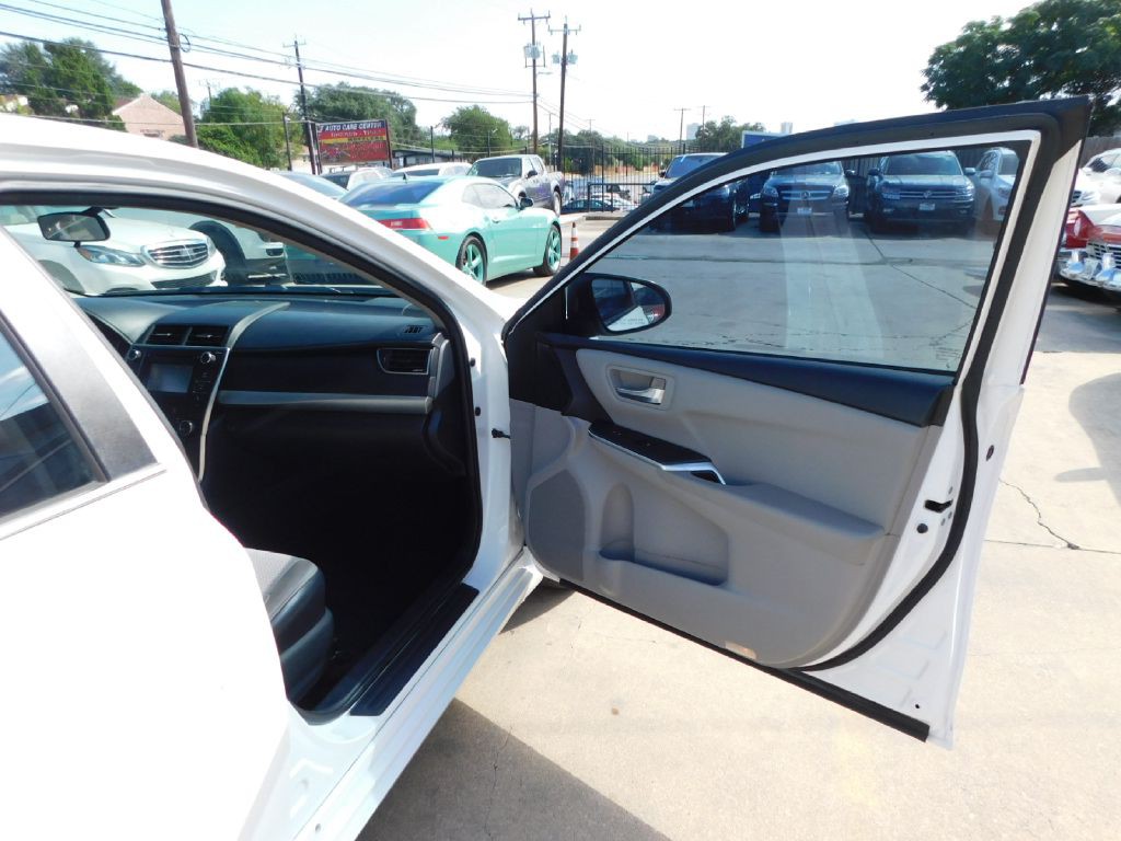 2016 Toyota Camry Image 43