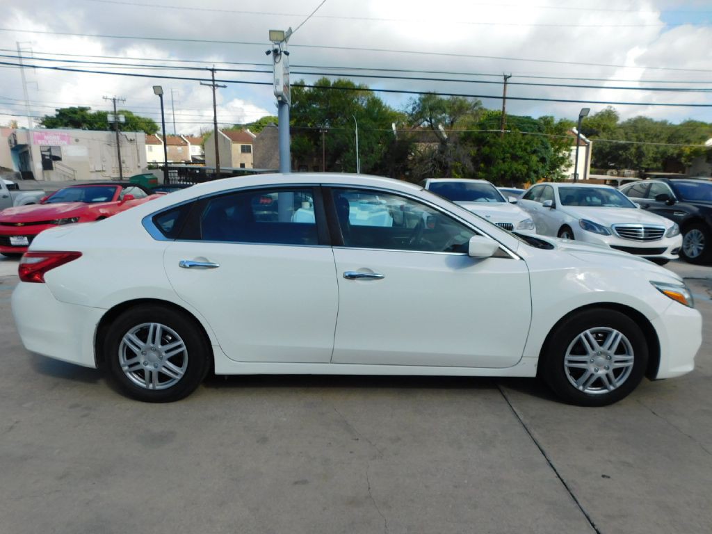 2017 Nissan Altima Image 8