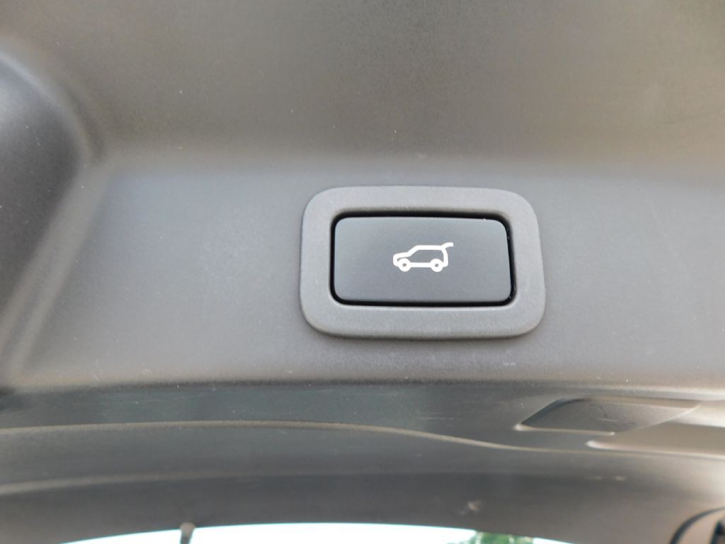 2017 Jaguar F-PACE Image 21
