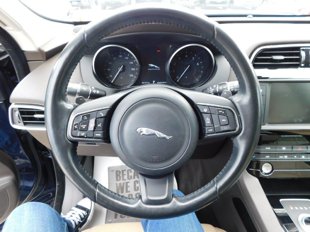 2017 Jaguar F-PACE Image 31