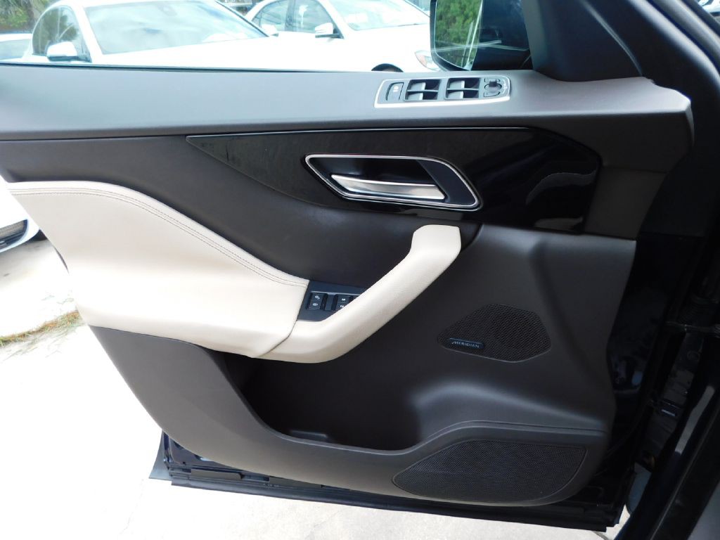 2017 Jaguar F-PACE Image 33