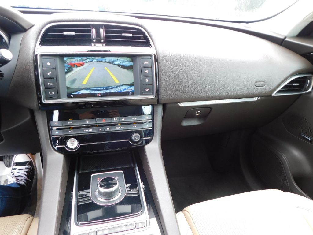 2017 Jaguar F-PACE Image 37