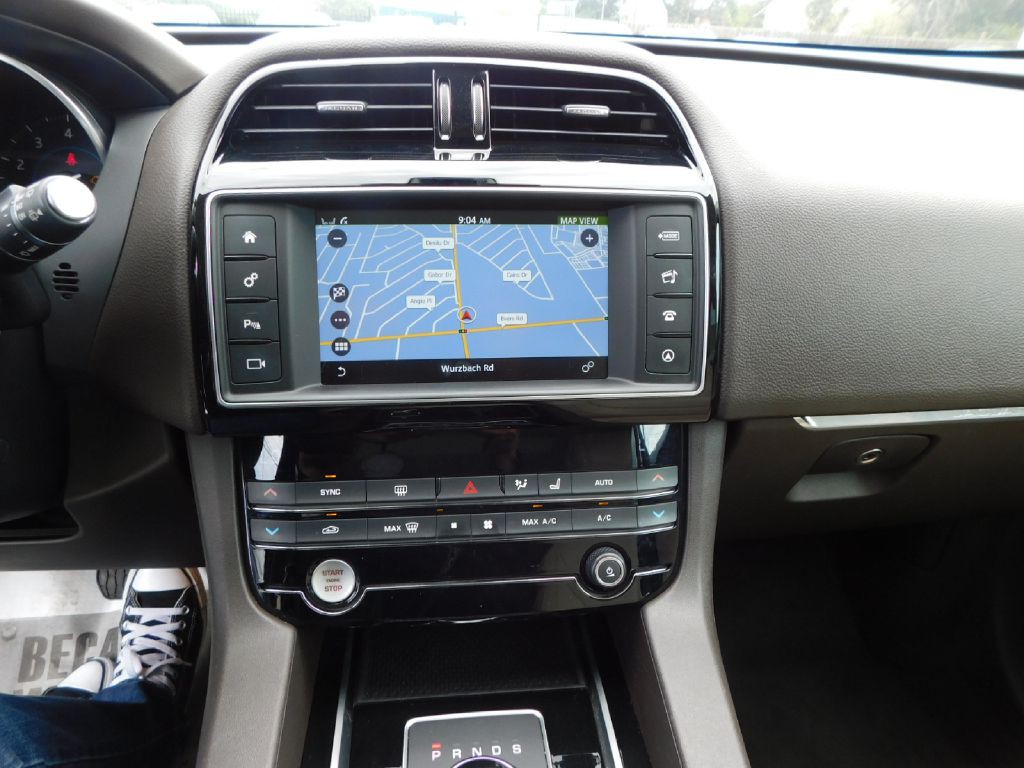 2017 Jaguar F-PACE Image 38