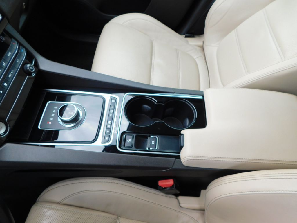 2017 Jaguar F-PACE Image 40