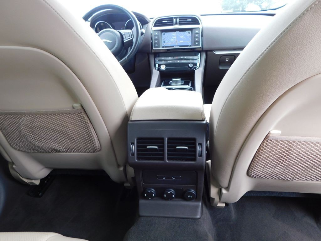 2017 Jaguar F-PACE Image 46