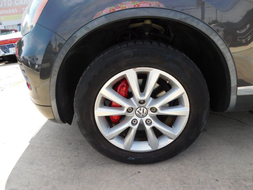 2013 Volkswagen Touareg Image 9