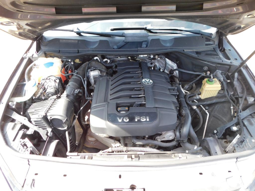 2013 Volkswagen Touareg Image 17