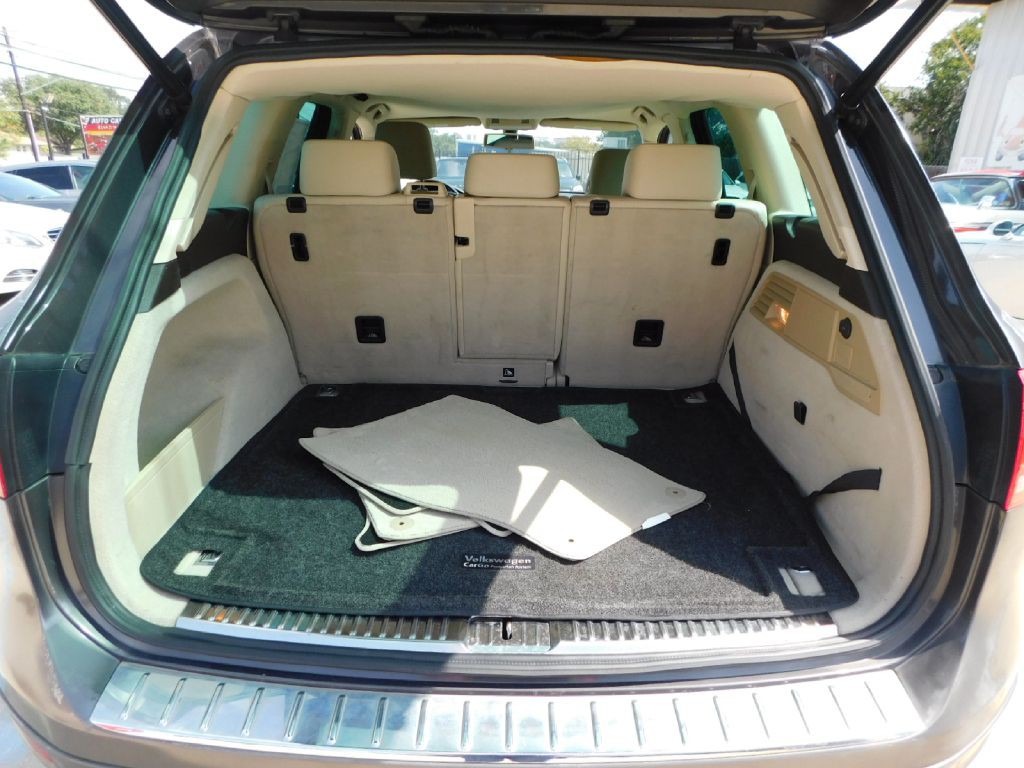 2013 Volkswagen Touareg Image 20