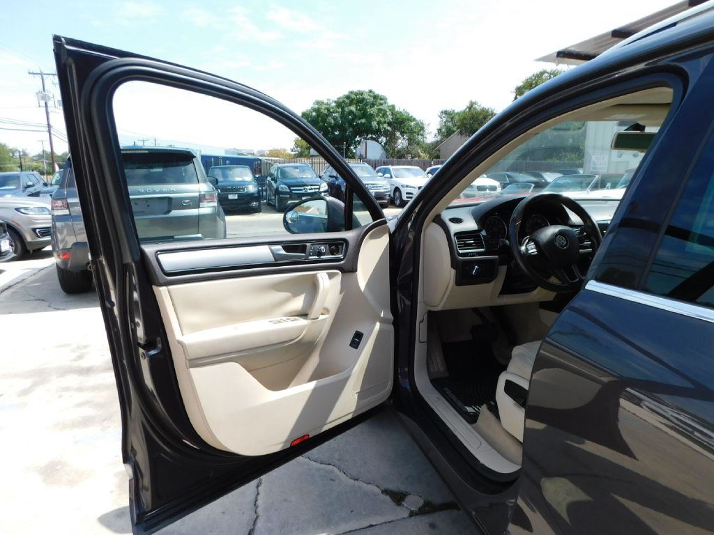 2013 Volkswagen Touareg Image 24