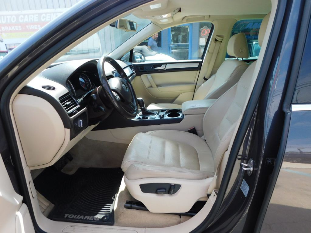 2013 Volkswagen Touareg Image 25