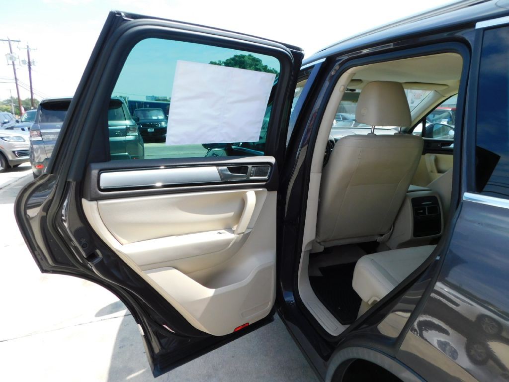 2013 Volkswagen Touareg Image 26