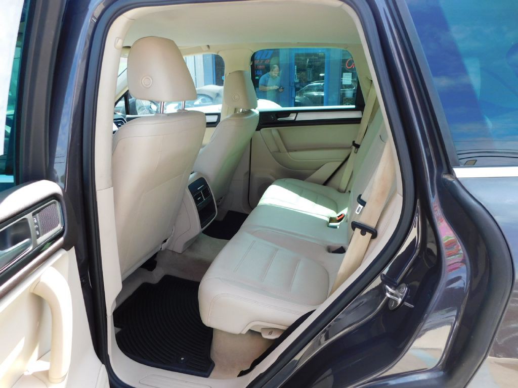 2013 Volkswagen Touareg Image 27