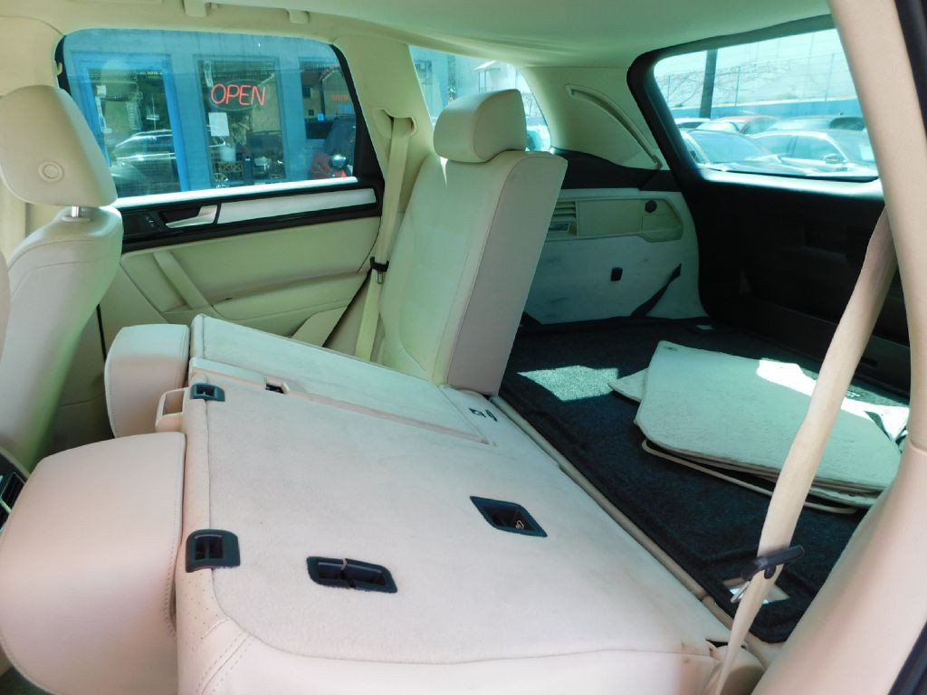 2013 Volkswagen Touareg Image 28