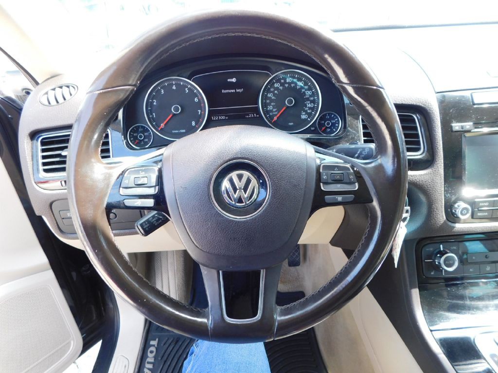 2013 Volkswagen Touareg Image 30