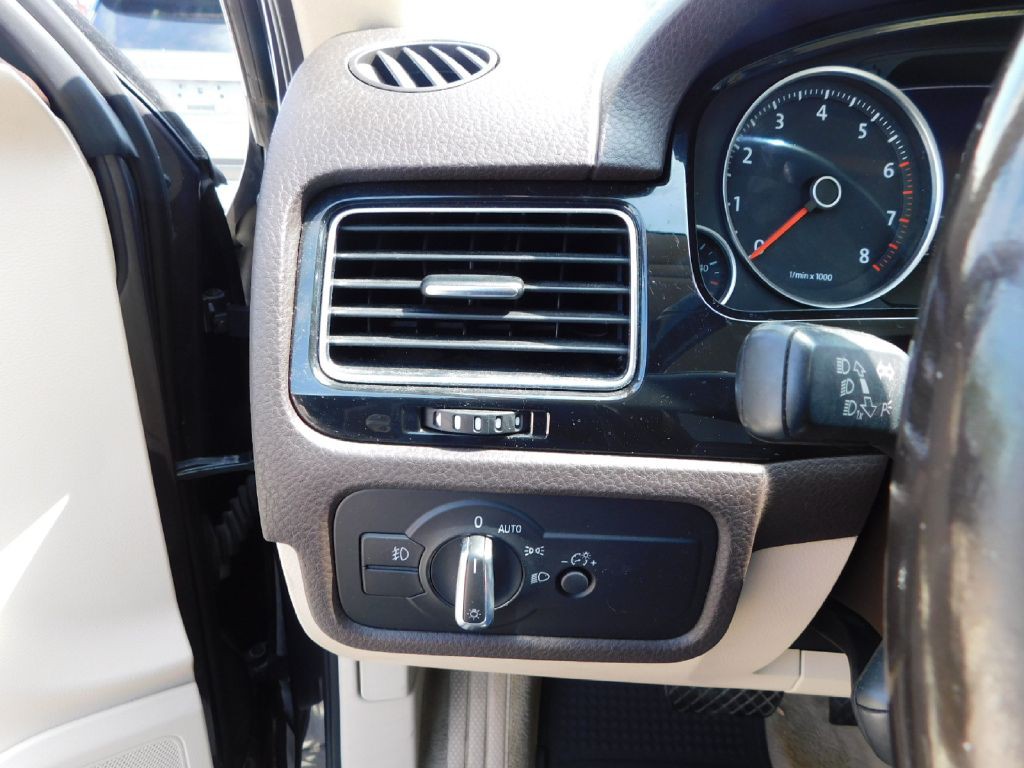 2013 Volkswagen Touareg Image 31
