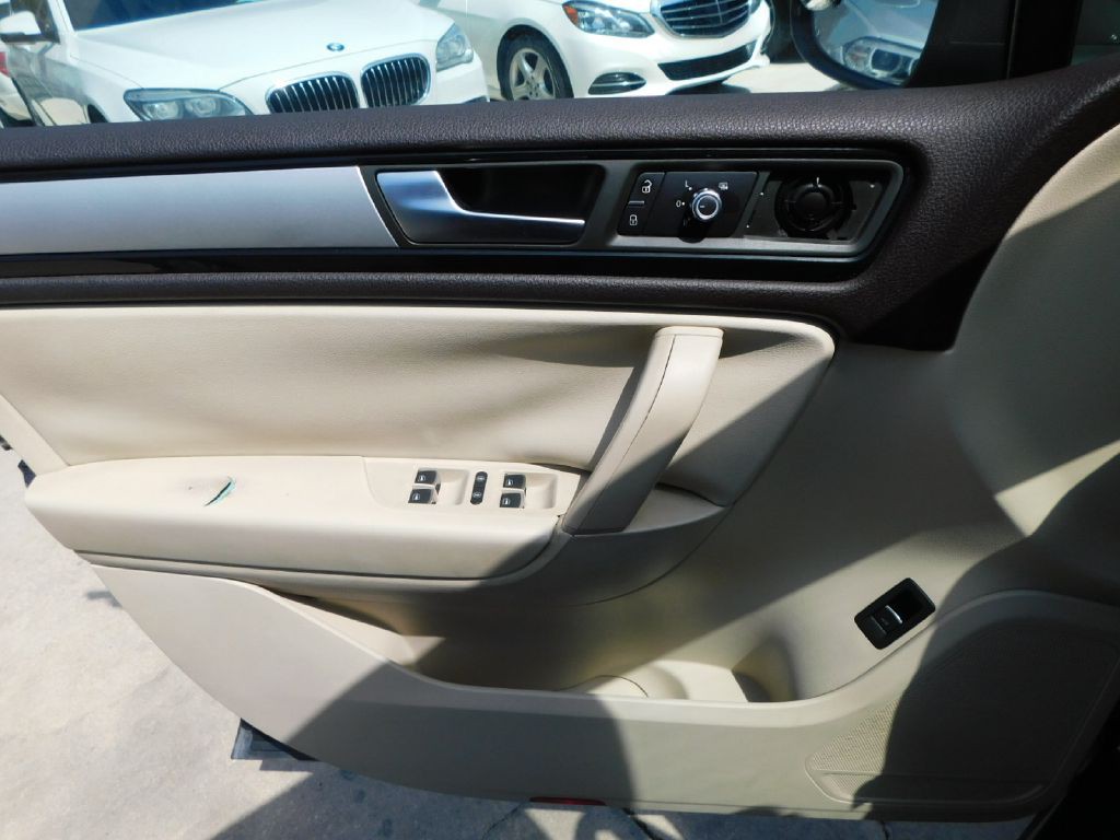 2013 Volkswagen Touareg Image 32