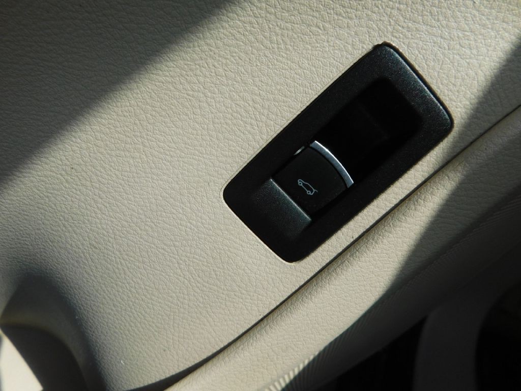 2013 Volkswagen Touareg Image 33