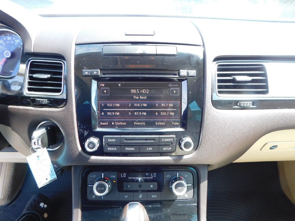 2013 Volkswagen Touareg Image 35